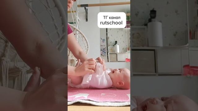 Как надеть боди на новорождённого