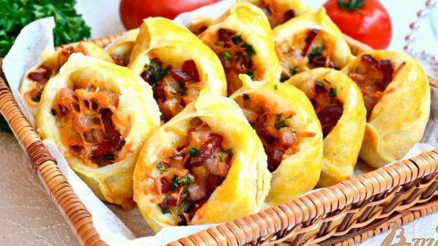 Пирожки Погача с колбасой и сыром
