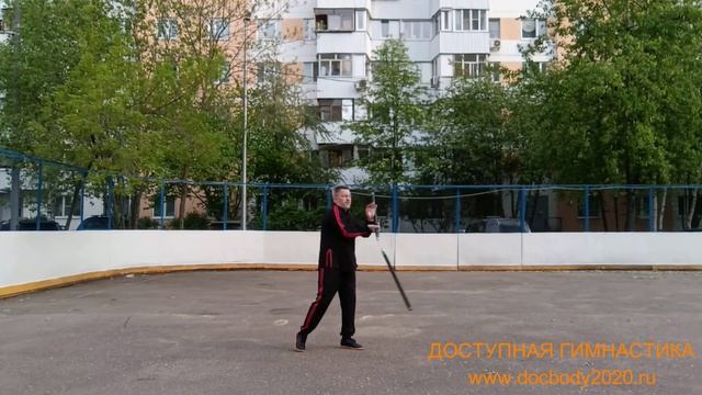 Разминка с двухсекционным шестом Лянцзегунь на спортплощадке