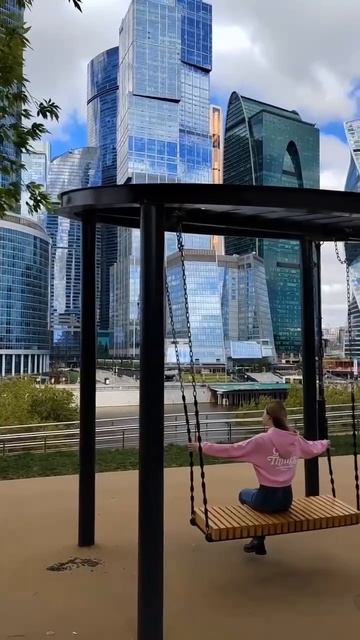 😍Фотогеничные качели с красивым видом можно найти в сквере напротив Кутузовского пр, 26к3😍
