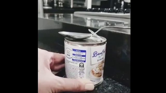 Легкий способ! Как открыть банку с помощью ложки