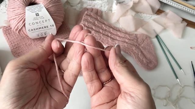 Как сделать ПОМПОНЫ с эффектом МЕХА. Оформляем гольфы