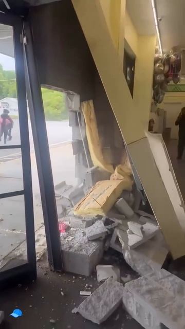 В южной Каролине в США в ходе разборок у супермаркета даже автомобиль не пожалели