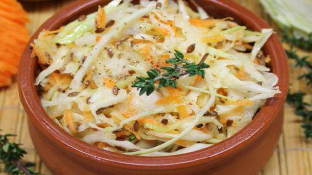 Салат из капусты и моркови с семенами льна