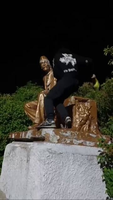 В Киеве долбохряк с кувалдой уничтожает памятник Мичурину, ученому, известному во всем Мире