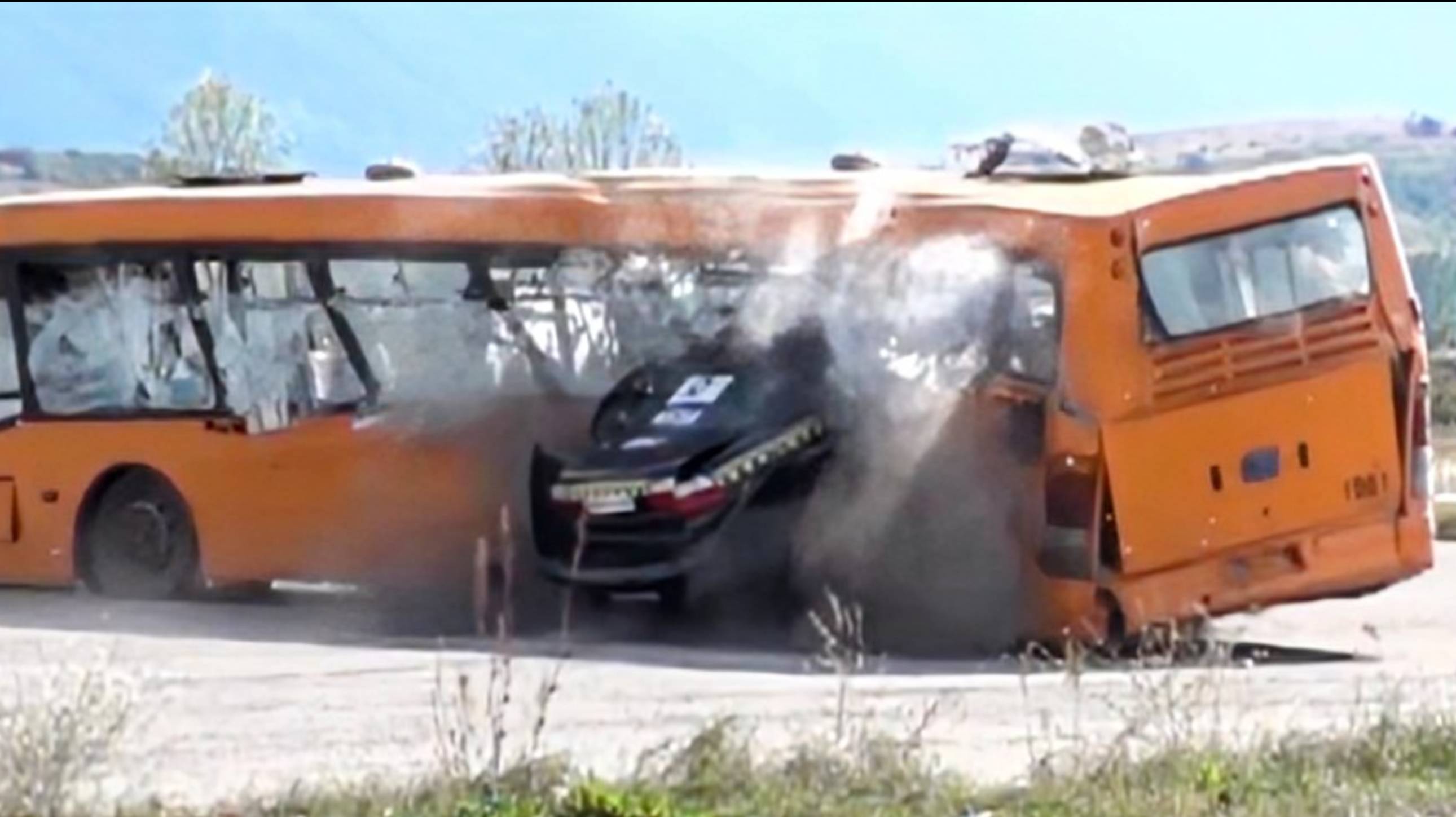 Жесть!!! Машина на скорости в 200 км/ч врезалась в автобус🚌😱
