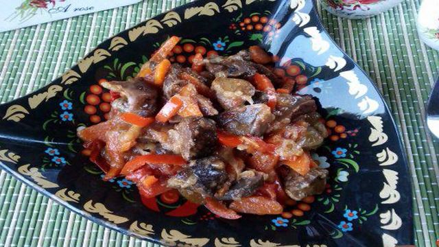 Утиные потроха тушеные с овощами