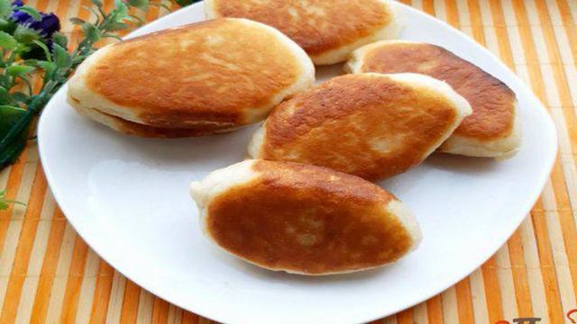 Пирожки дрожжевые жареные с капустой
