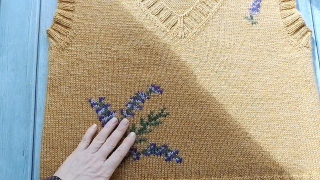 Вышивка на жилете. Две пары носков.