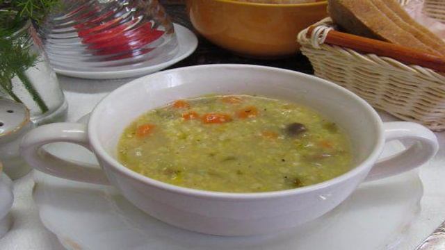 Пшеничный суп с тыквой и консервированным горошком