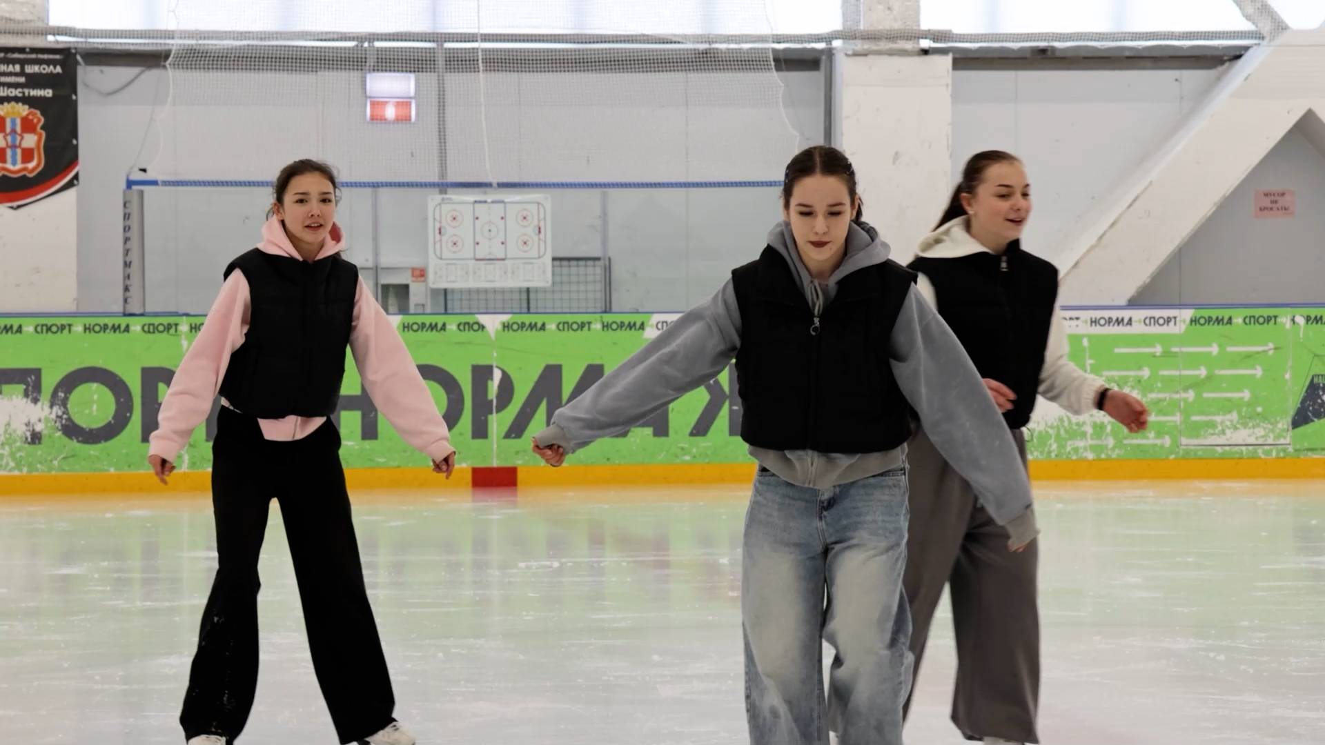Спортсмены из Стаханова катаются на катке