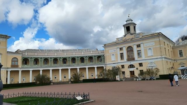 Памятник императору Павлу l перед Павловским дворцом, сохранившийся в годы ВОВ.