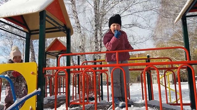 Первый снежок на детской площадке