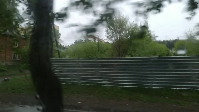 один деревянный дом на Российской снесли. Вид из окна автобуса.