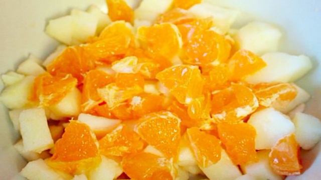 Фруктовый салат со сладким йогуртом и семечками
