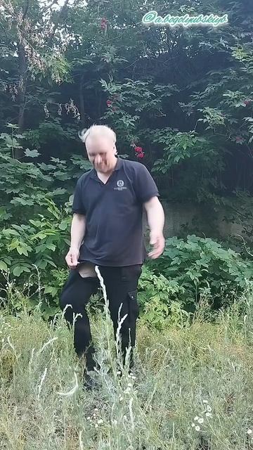 Андрюха где-то по кустам шарохался и лазил 😂😂😂