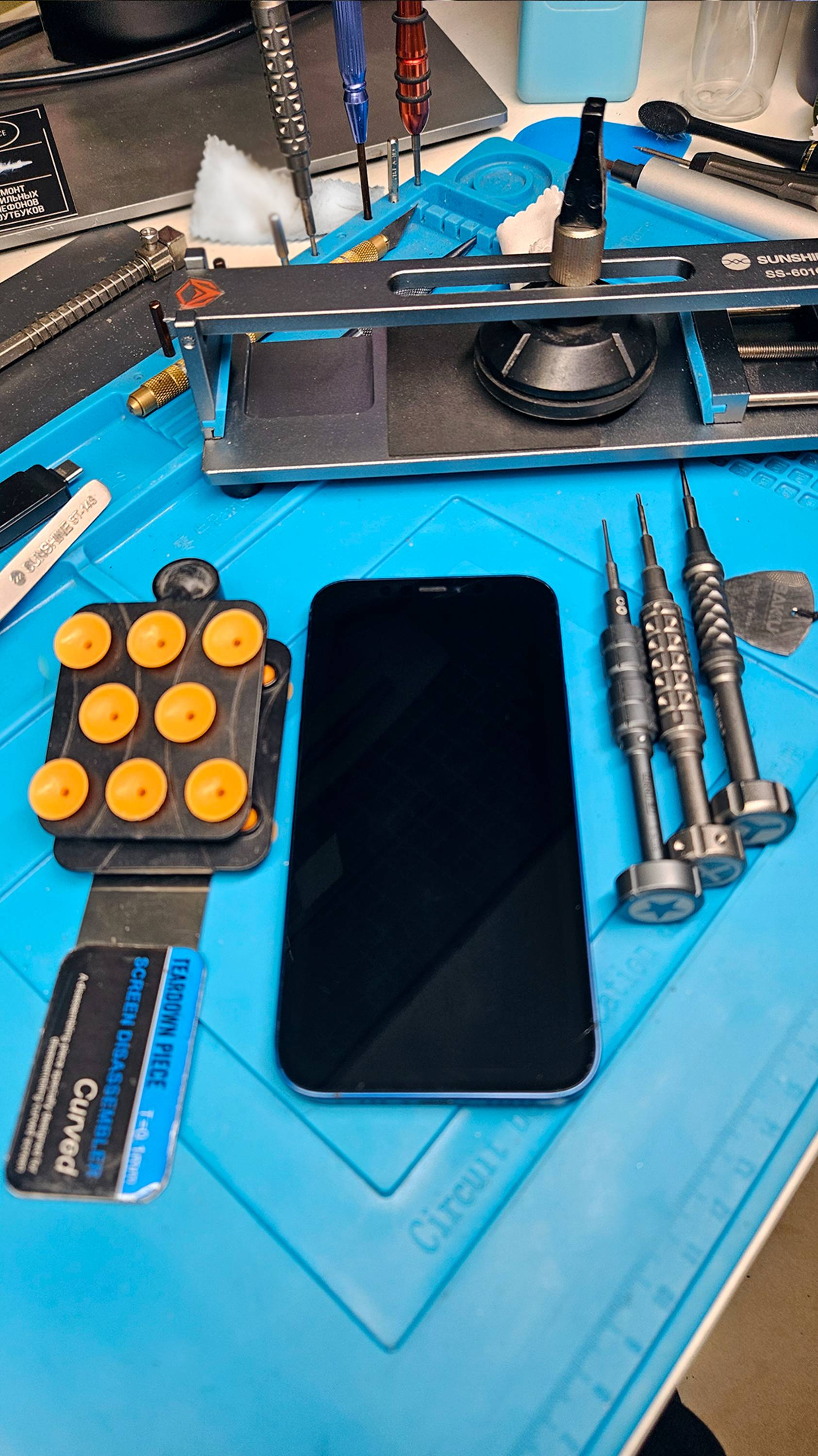 iPhone 12. Разборка/сборка, чистка после попадания воды.