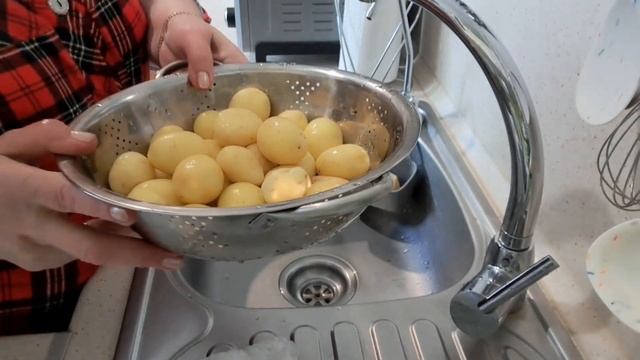 438. Прогулка. Запечённые молодой картофель, колбаски и салат! Это нужно видеть!!!👍😋😲