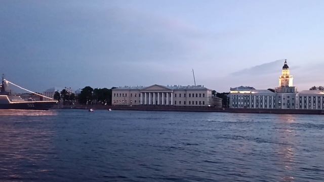 Рядом с Зимним дворцом