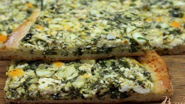 Дрожжевой пирог с брынзой, яйцом и зеленью