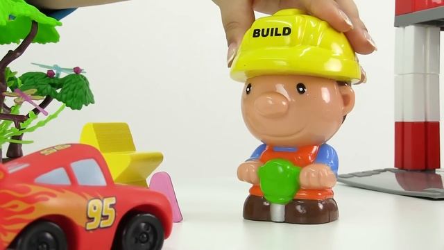 Видео про машинки. Молния Маккуин  изучает буквы А и У