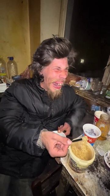 🔴Хохол радуется европейской жизни в избе с евроремонтом😆🔴