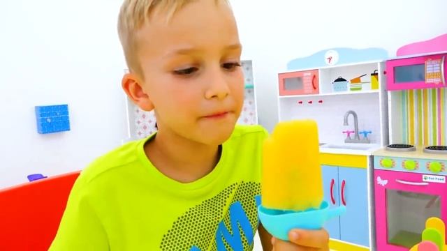 Никита готовит фруктовое мороженое
