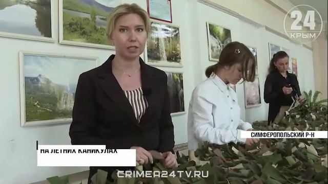 Дети с родителями плетут масксети для бойцов СВО в Симферопольском районе