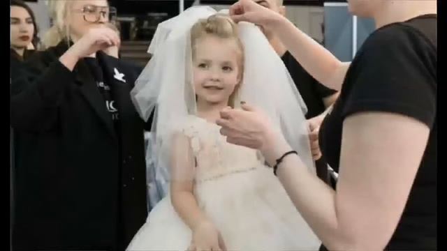 Лиза Галкина показала фото в белом платье в Instagram .......