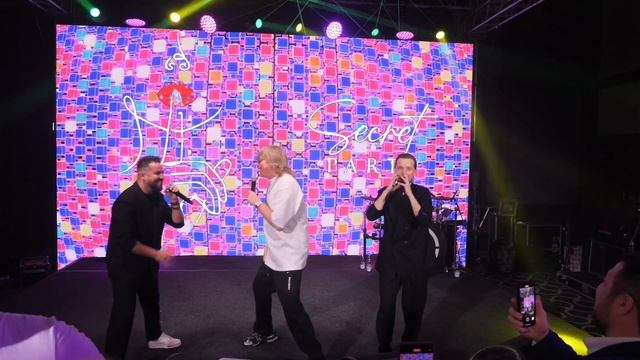 Дуэт ведущих Mega Dance 2024
