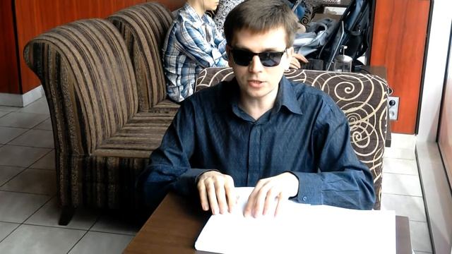Володимир Носков читає уривок з книги Катерини Бабкін