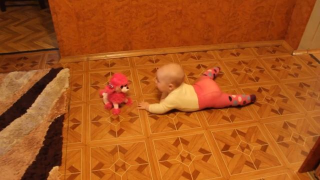 Саша-ползунок. Немного не доползла.\ Sasha is crawling around
