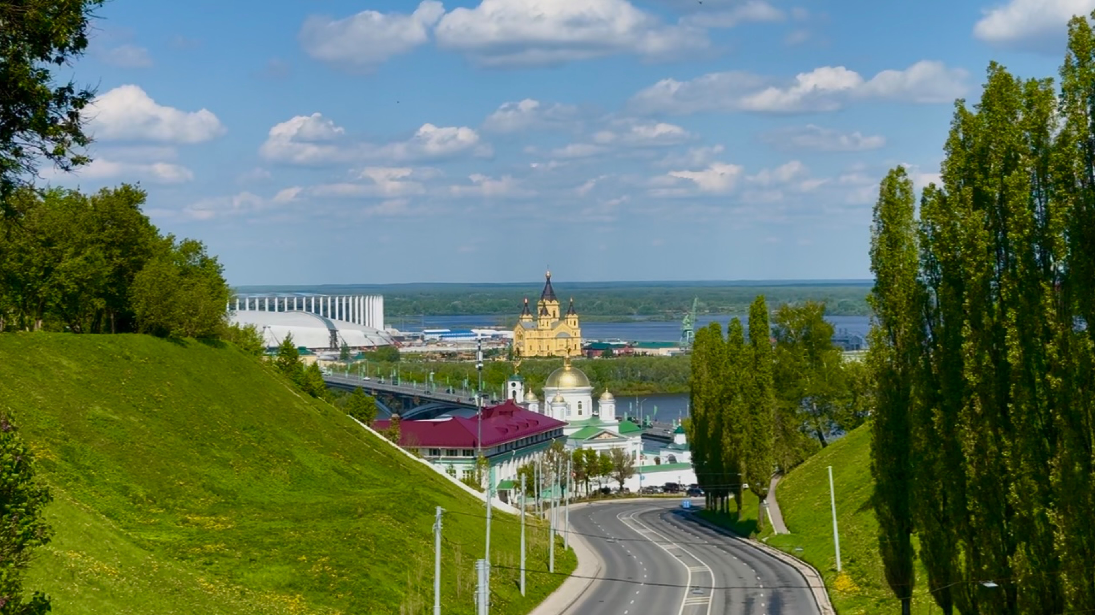 Гуляю по Похвалинскому съезду,Гребешковскому откосу,по Набережной Федоровского. Динияр сдаёт экзамен