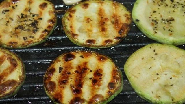 Теплый салат с печенью, грейпфрутом и карамелизированным луком