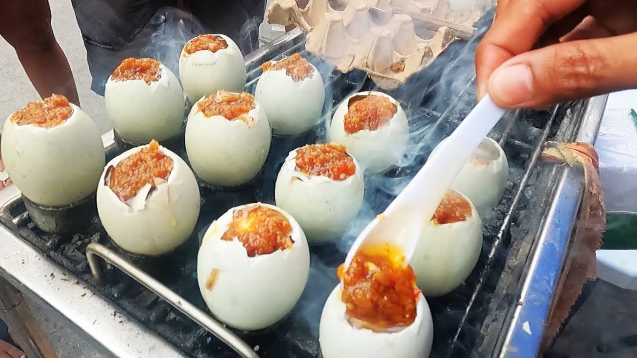 Ужасная и отпугивающая кухня. Жареное оплодотворенное утиное яйцо. Филиппинская уличная еда.