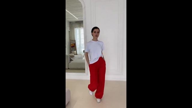 Базовая футболка и красные брюки