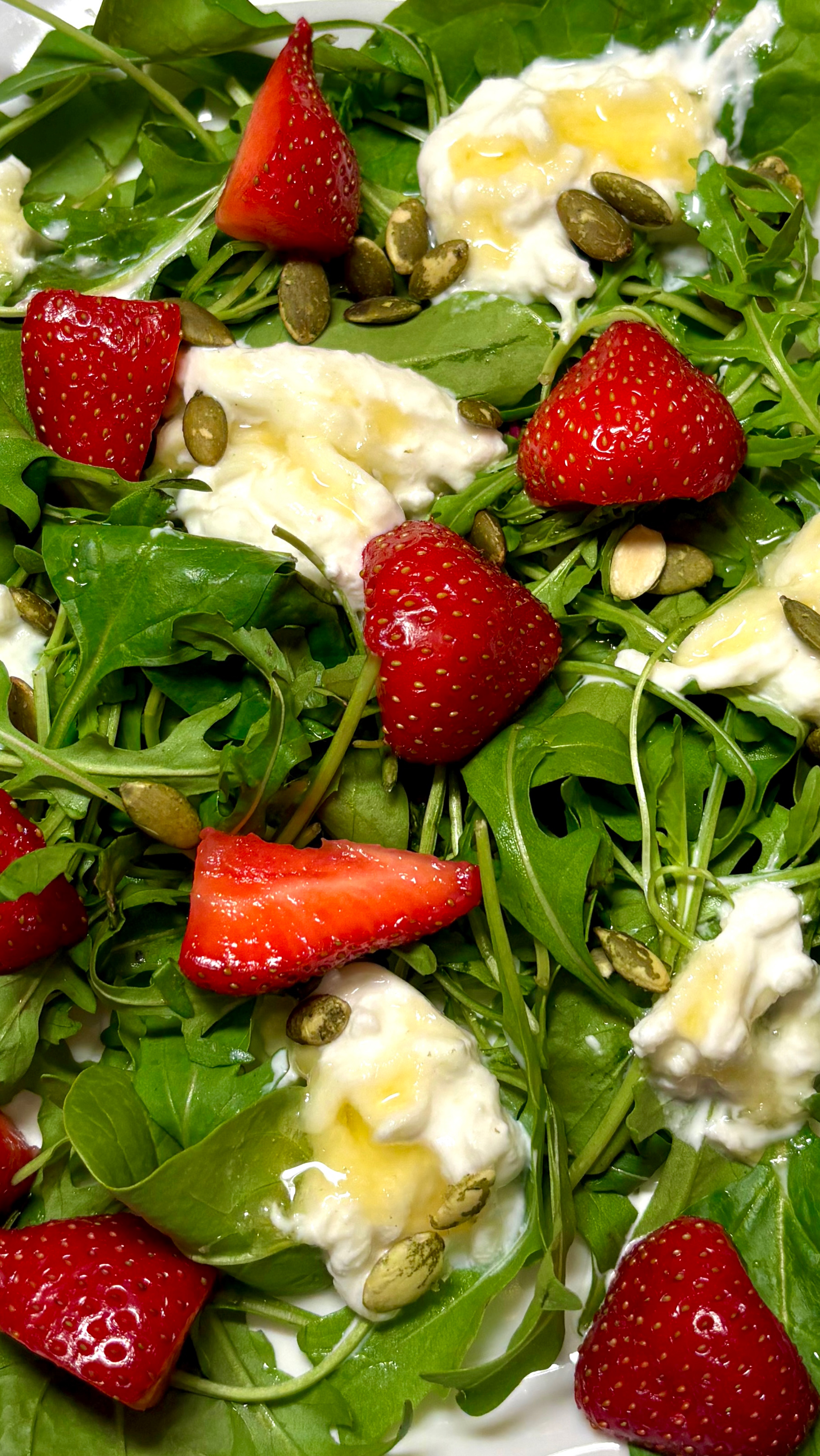 Легкий салат со страчателлой и клубникой 🍓🍯🥬