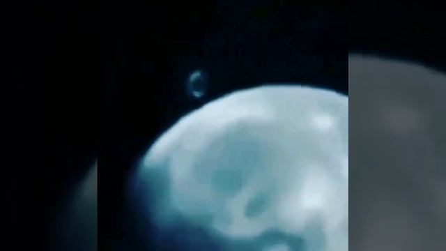 Что то огромных размеров приземляется на темную сторону Луны...