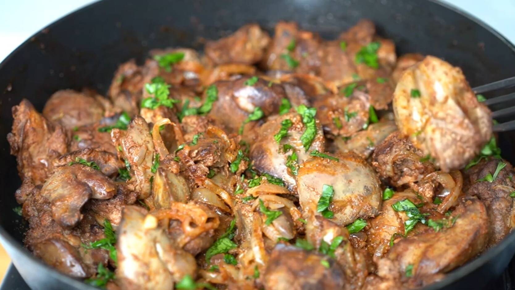 Куриная печень с луком Жареная куриная печень Печень на сковороде