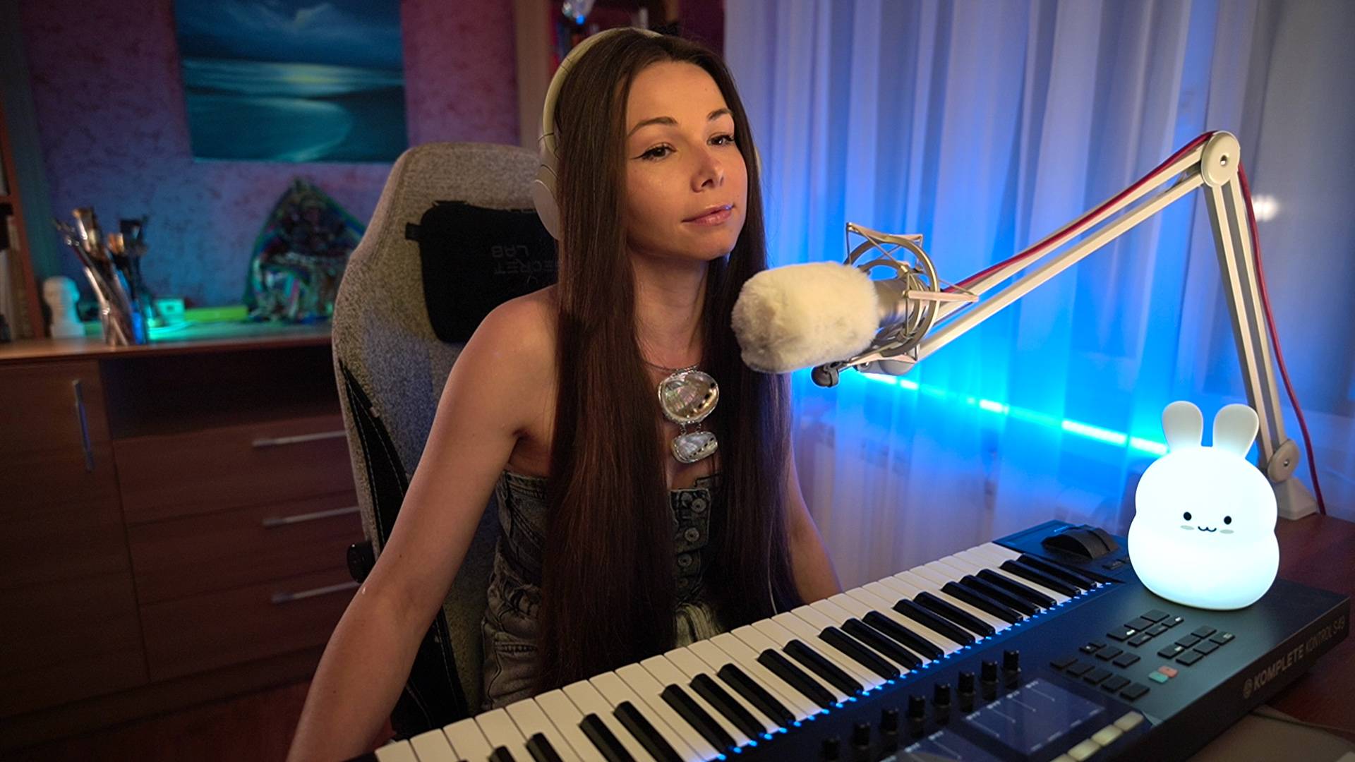 Беседуем и поём под фортепиано | #ламповыйстрим #девушкастримит