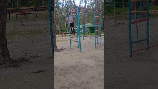 Сосновый бор. Дети на площадке играют.