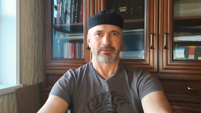Принуждают носить косметические маски и перчатки.