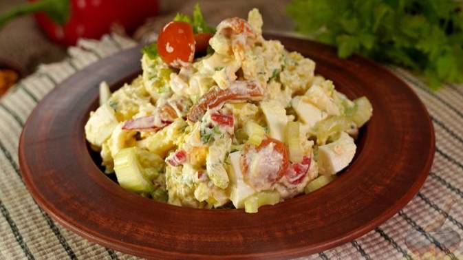 Сочный салат по-домашнему. КАРТОФЕЛЬНЫЙ САЛАТ С ГРИБАМИ И ЯЙЦАМИ