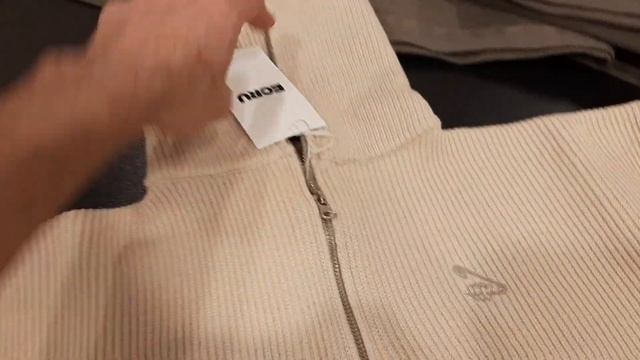 Этот свитер не прикрывает грудь? )