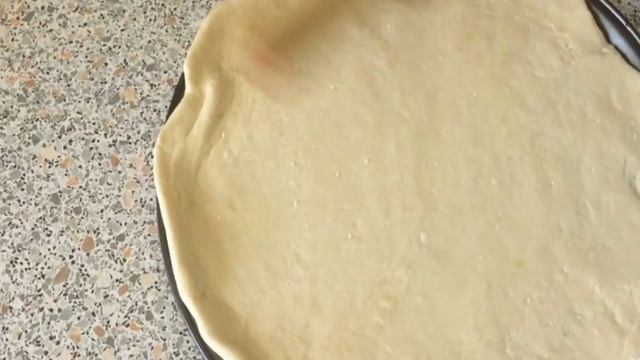 Пицца с капустой, яблоками и помидорами