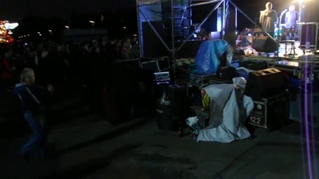 Пьяный мужик отжёг на фестивале "Военная тайна"