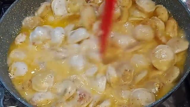 Просто объедение, это очень вкусно - пельмени на сковороде со сметаной и с сыром!