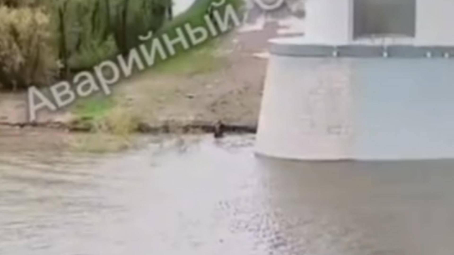 Самокатчик упал с моста в реку и сам выбрался на берег