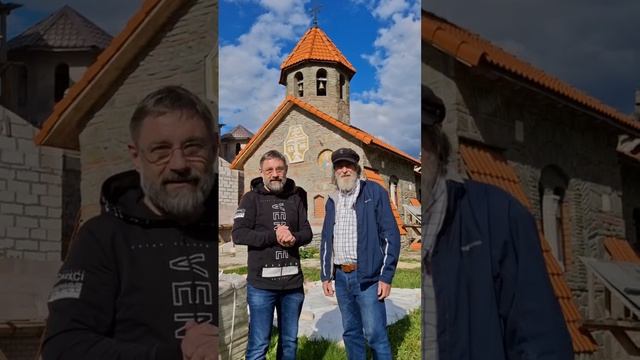 О. Фёдор Конюхов и Павел Гончаров у храма прп. Гавриила Самтаврийского в деревне Фёдора Конюхова