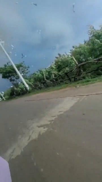 😱 Торнадо разрушил складское помещение в уезде Линьгао, Китай, провинция Хайнань.